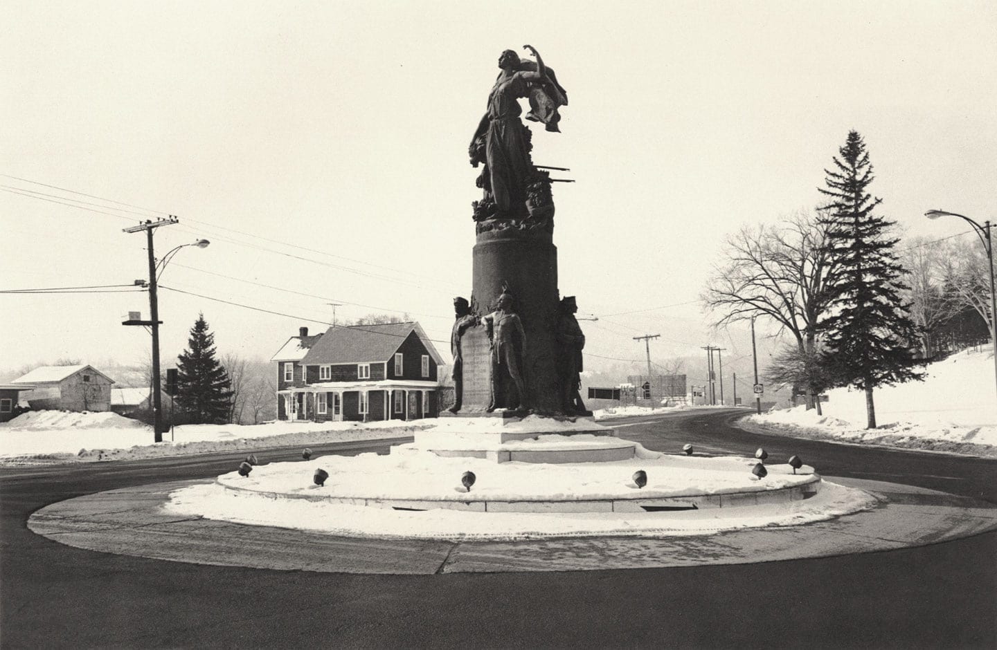 Lee Friedlander: “The American Monument” (1976) – AMERICAN SUBURB X