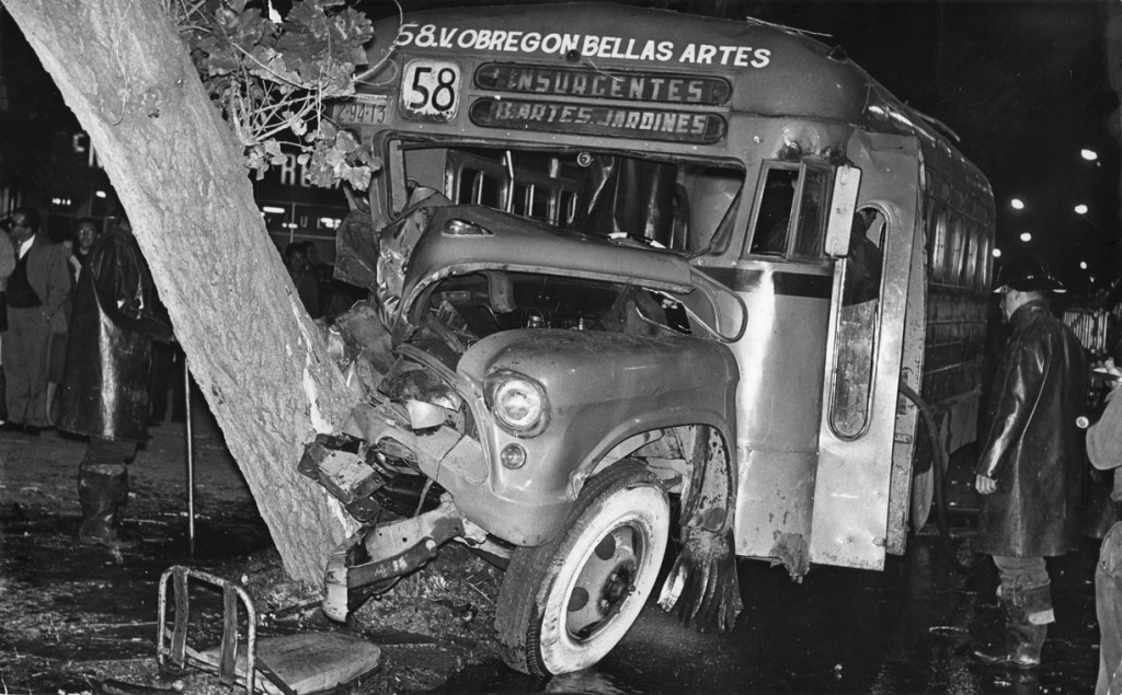1843_Accidente_de_autobus_de_pasajeros,_México,_1964(17.7x28_.4_cm_low__lg